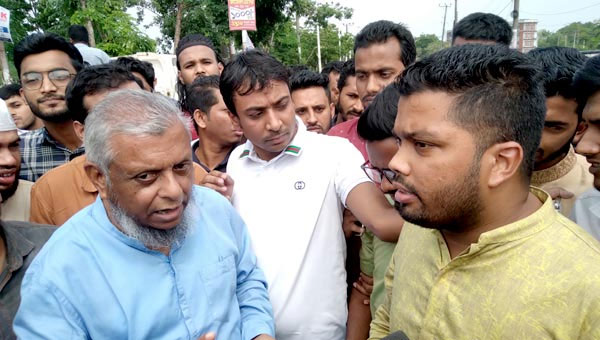 শিক্ষার্থীদের দাবি মানতে বাধ্য হলেন মেয়র আরিফ