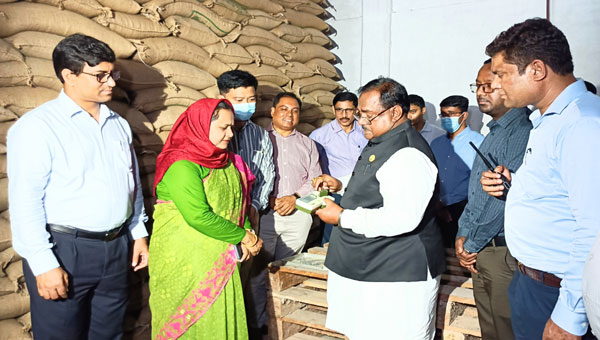 খাদ্য নিরাপত্তা নিশ্চিতে সরকার কাজ করছে : খাদ্যমন্ত্রী