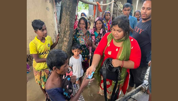 সিলেটে যশোরের মানবতার ফেরিওয়ালা জেরিনের ত্রাণ বিতরণ