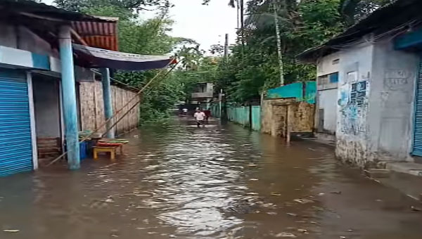 সিলেটে গুড়ি গুড়ি বৃষ্টিতে জনজীবনে ভোগান্তি