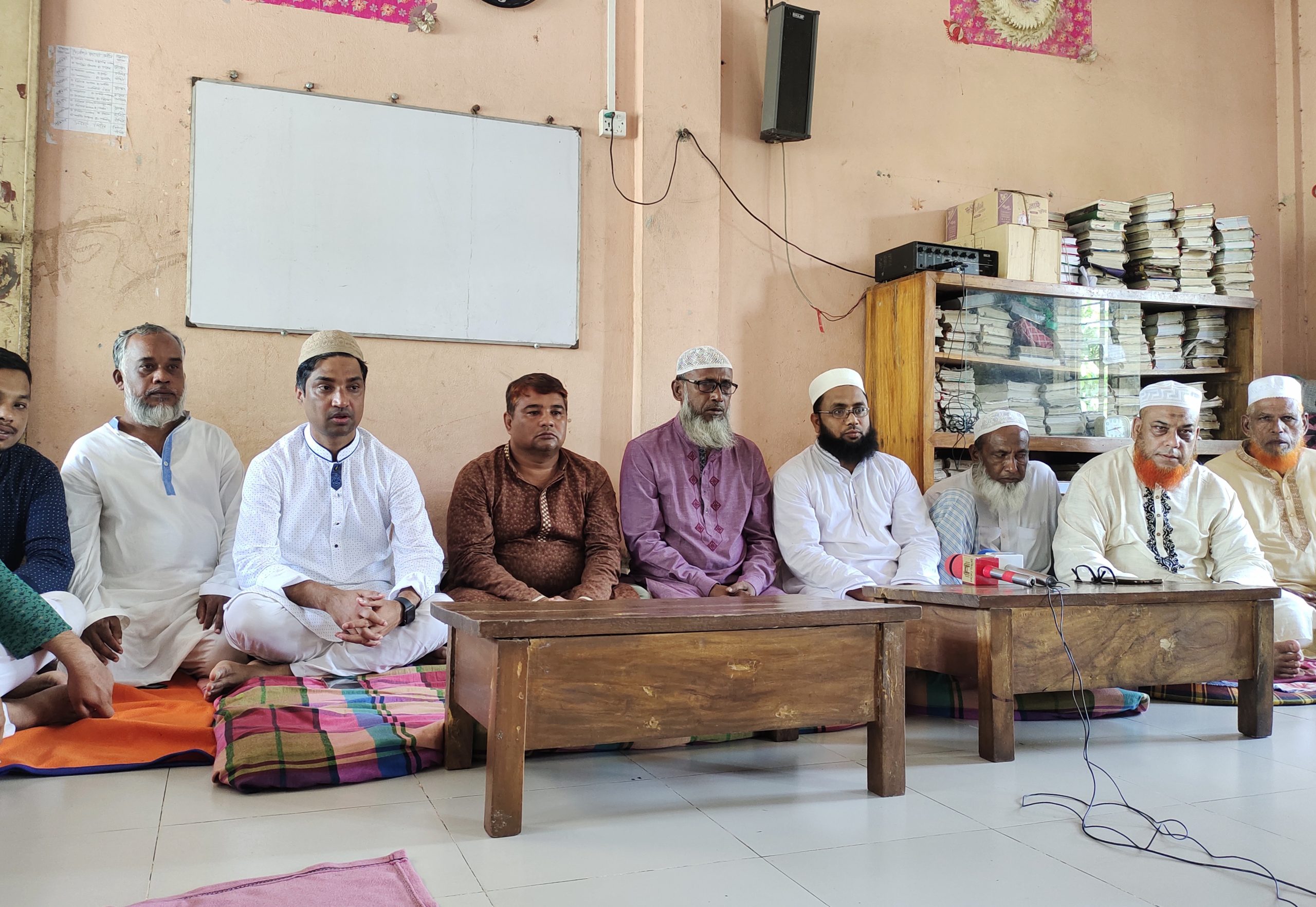 প্রতিষ্ঠাবার্ষিকীতে স্বেচ্ছাসেবক লীগ নেতা এমদাদ রহমান এর উদ্যোগে এতিমখানায় খাবার বিতরণ