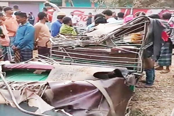 অটোরিক্সা ও পিকআপের সংঘর্ষে ৪ জন নিহত