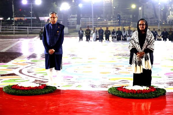 শহীদদের প্রতি রাষ্ট্রপতি ও প্রধানমন্ত্রীর শ্রদ্ধা নিবেদন