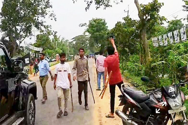 জাল ভোটে ছাত্রলীগ অ স্ত্র হাতে যুবলীগ