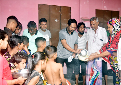 নগরীর বিভিন্ন আশ্রয়কেন্দ্রে ডা. শিপলুর খাবার বিতরণ