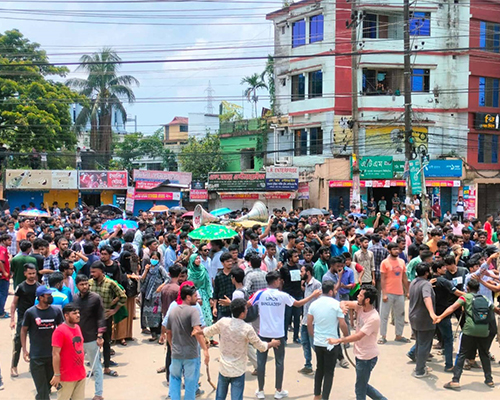 সিলেটে শিক্ষার্থীদের সাথে পুলিশের দফায় দফায় সংঘর্ষ