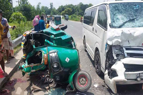 অটোরিকশা-মাইক্রোর সংঘর্ষে গেল ৫ প্রাণ